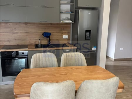 Affittasi appartamento 1+1 a Yzberisht a 350 euro.