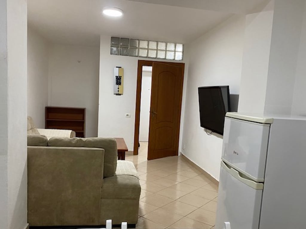 Affittasi appartamento 2+1, di fronte alla Pediatria, via Congresso di Manastir. Prezzo: 430 euro.