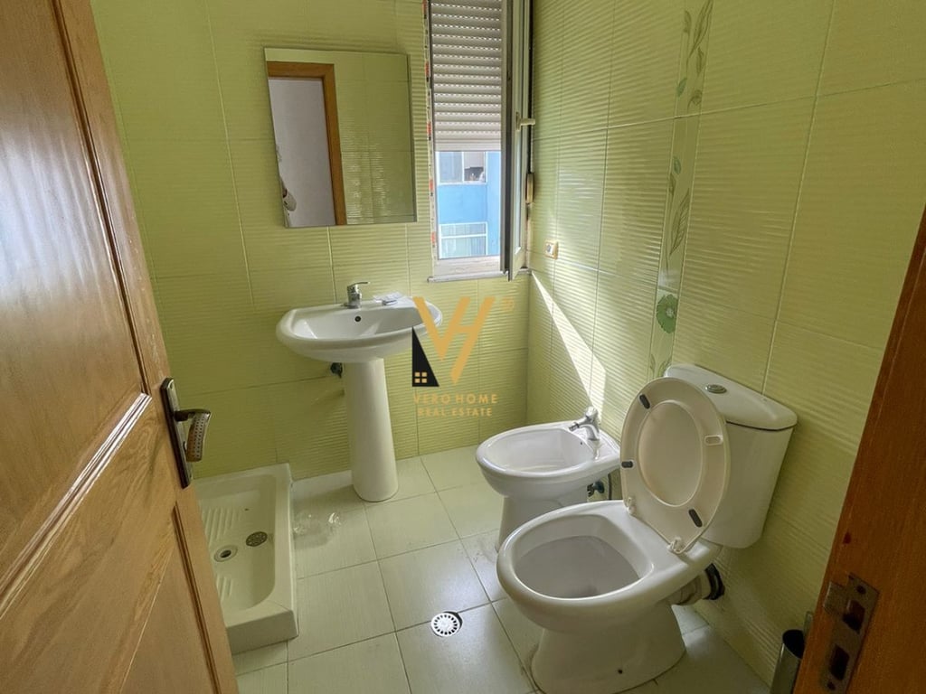 JEPET ZYRE 100 M2 ME QERA TE ISH EKSPOZITA 700 EURO