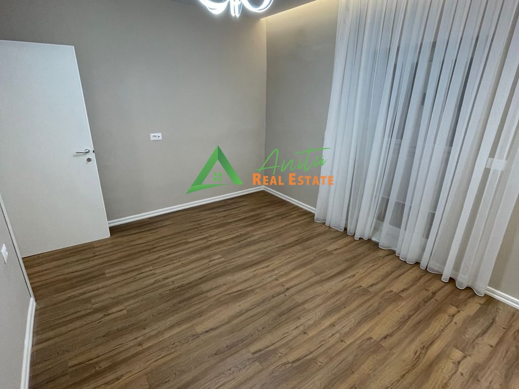 Rruga e Durresit ofrojme per shitje apartament 1+1