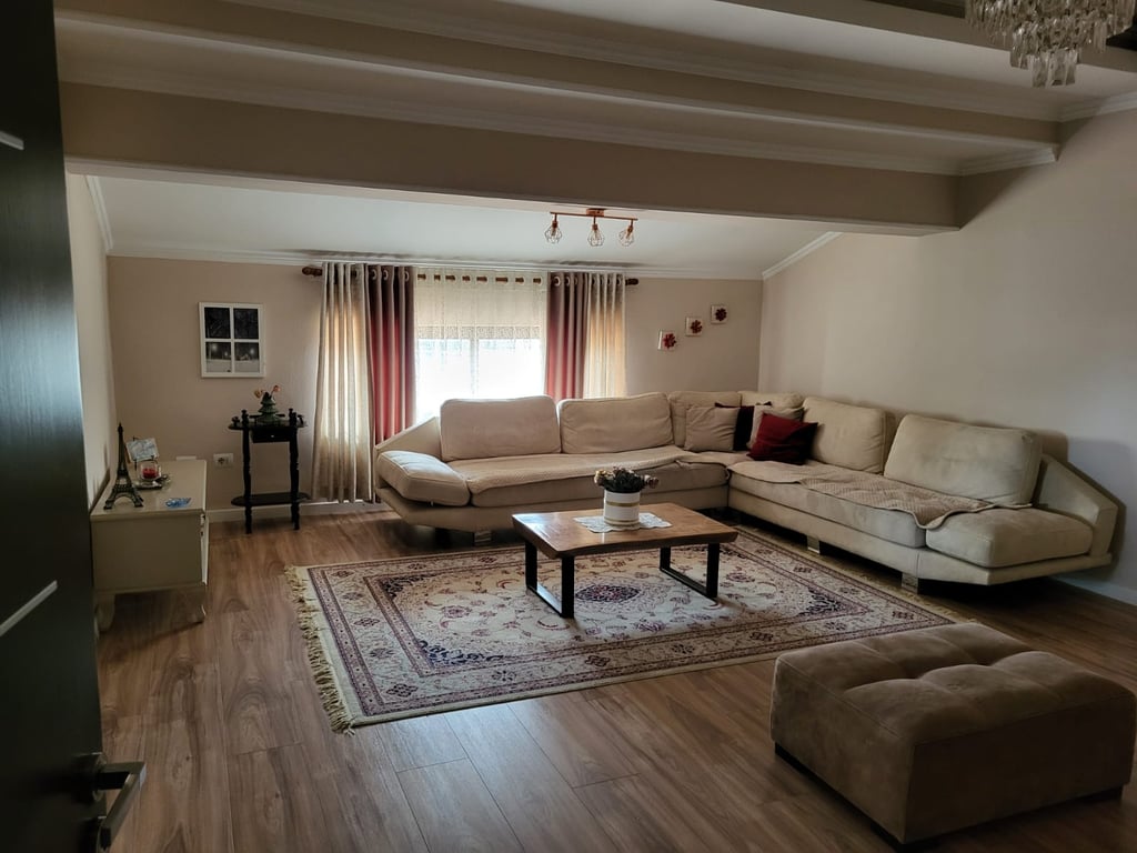 Shtepi me qera 2+1 tek Siri kodra