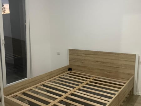 Jepet me Qera  Apartament 1+1+ Verande tek Univers City.
