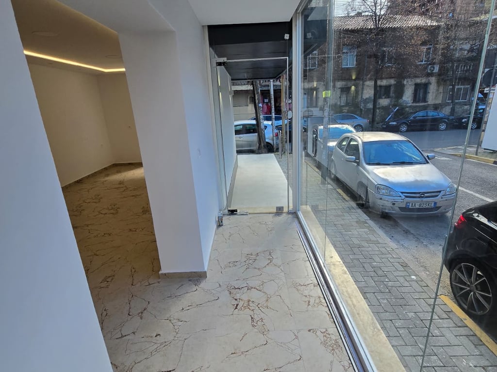 Shitet Ambjent biznesi në Rrugën “Frederik Shiroka”