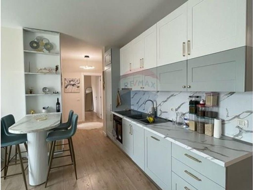 VENDESI APPARTAMENTO 2+1 IN VIA KAVAJES