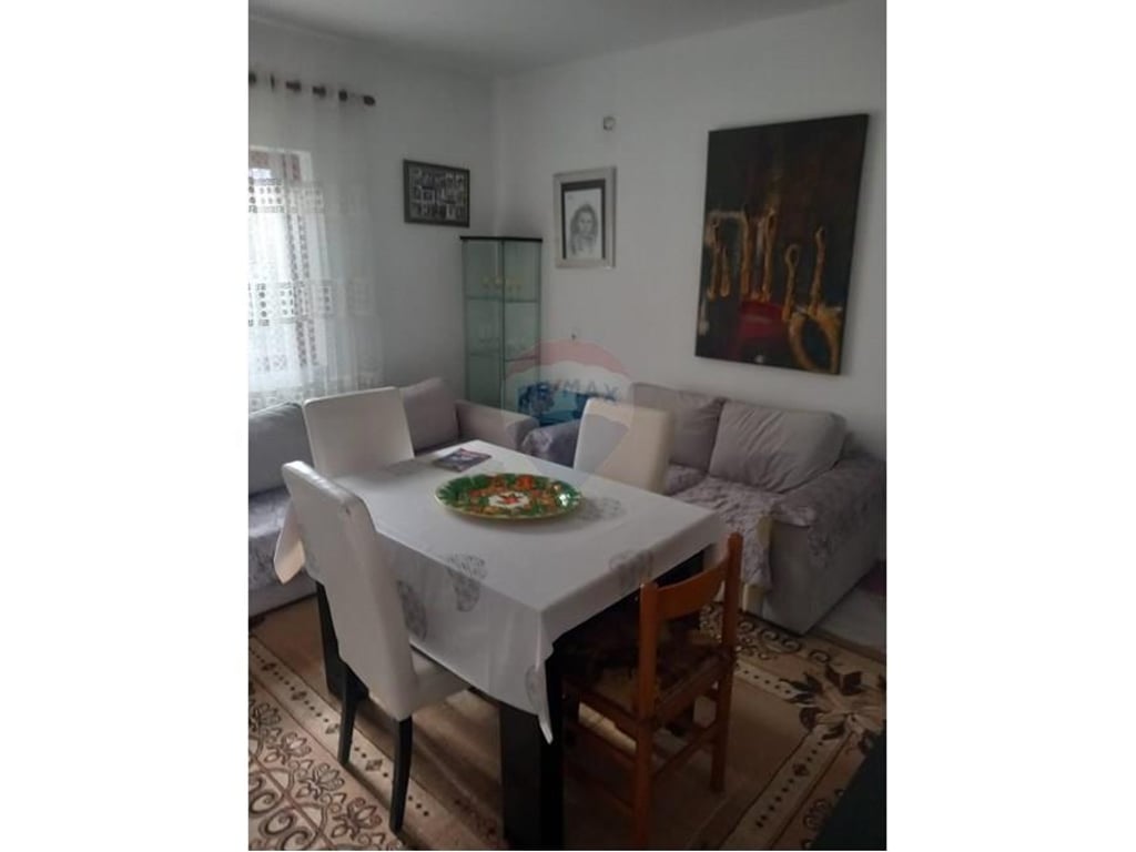 Jepet shtepi me qera