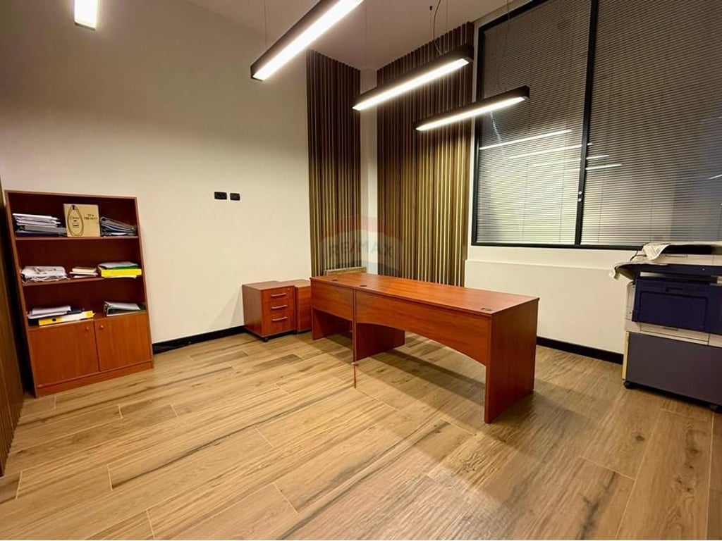 Tirane, jepet me qera ambjent biznesi , 146 m² 1.400 € (Rruga Aleksandër Moisiu)