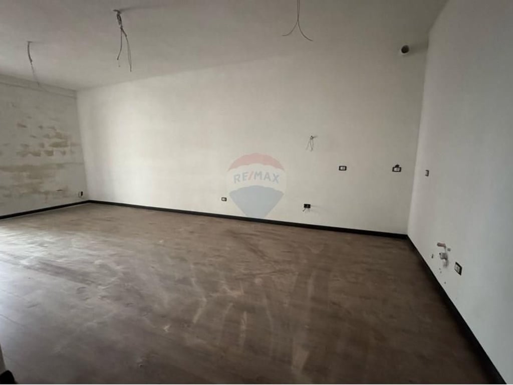 Shitet Apartament 2+1+2 Tek Porta e Re