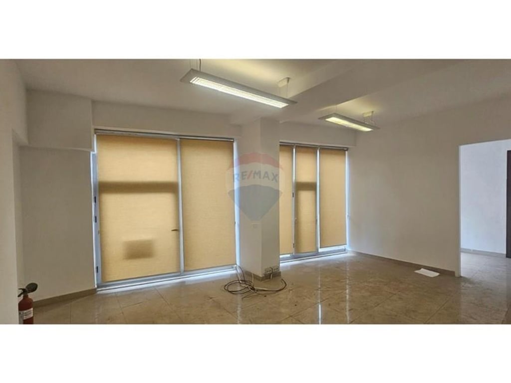 Ambiente per uffici. Mercato Nuovo, Hoxha Tasim