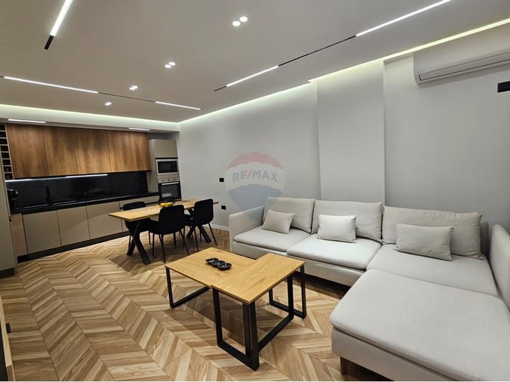 1+1 apartment for rent at Komuna e Parisit!