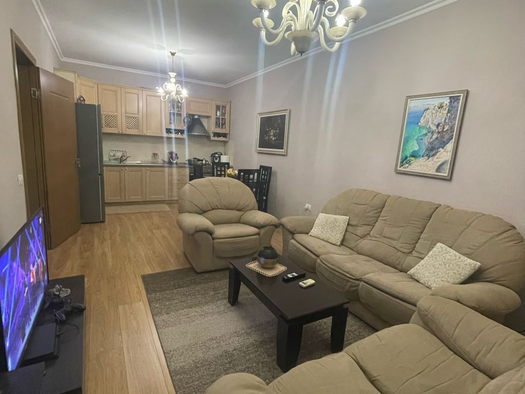 Affittasi appartamento 2+1 vicino ai Palazzi Çabej.