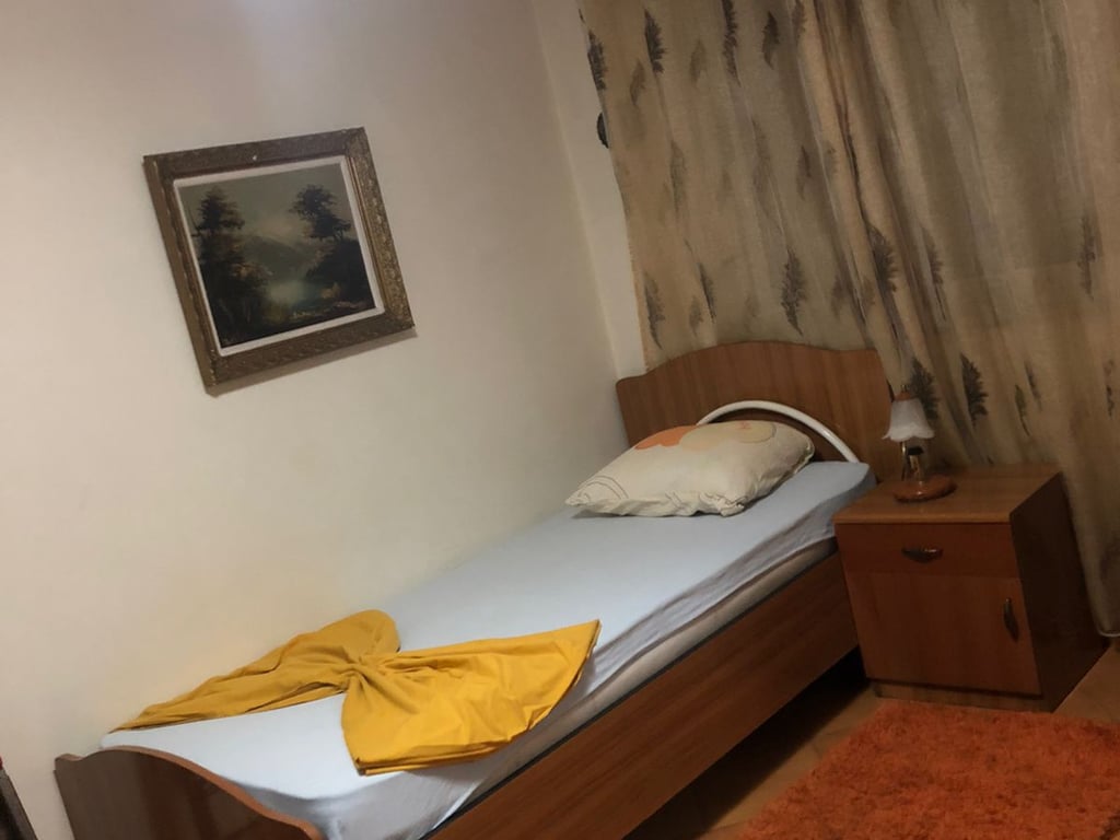 Jepet me qera apartament 3+1 ne Xhamllik!