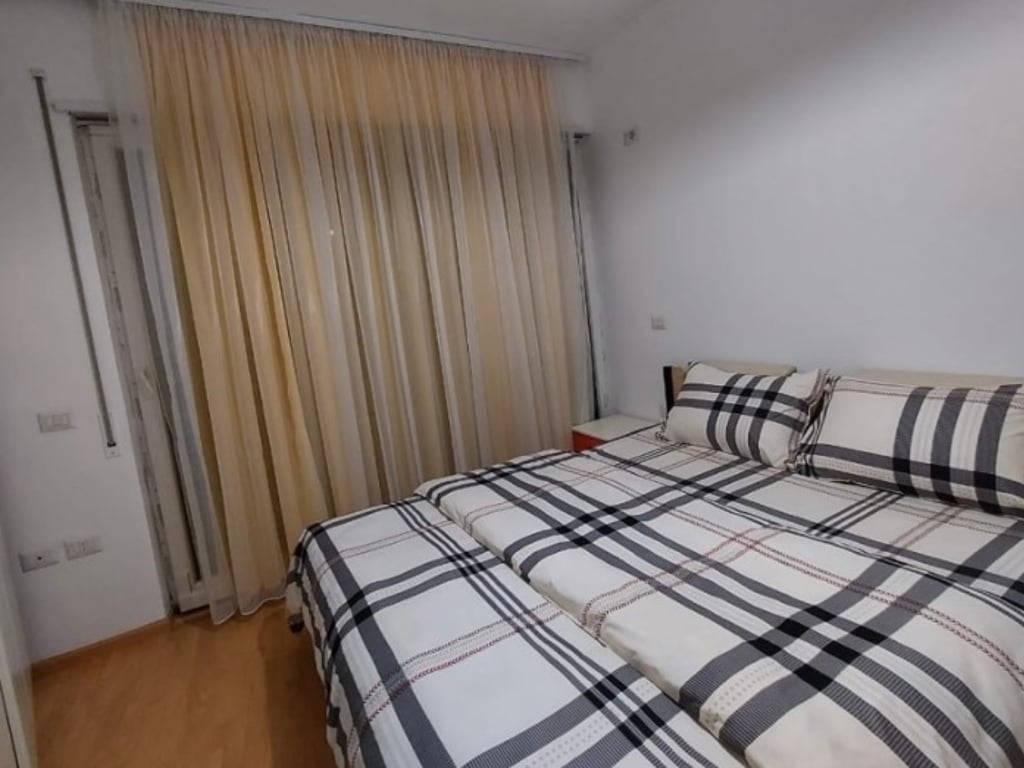 Tirane, jepet me qera apartament 2+1 + Ballkon Kati 3, 80 m 700 €