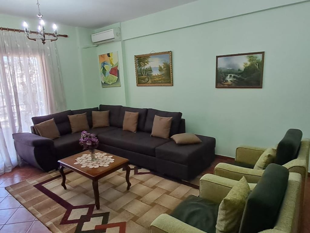 Jepet me qera apartament 2+1 te Rruga e Kavajes