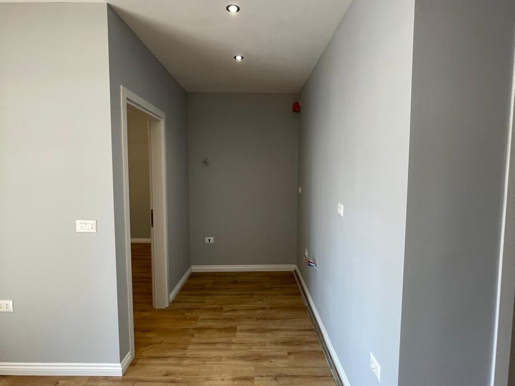 Vendesi Appartamento 1+1 Via 5 Maggio (vicino alla Scuola Tirana Jone)