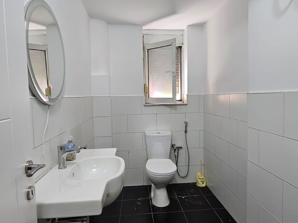 Apartament 2+1 perballe shkolles Harry Fultz, Stacioni i Trenit!