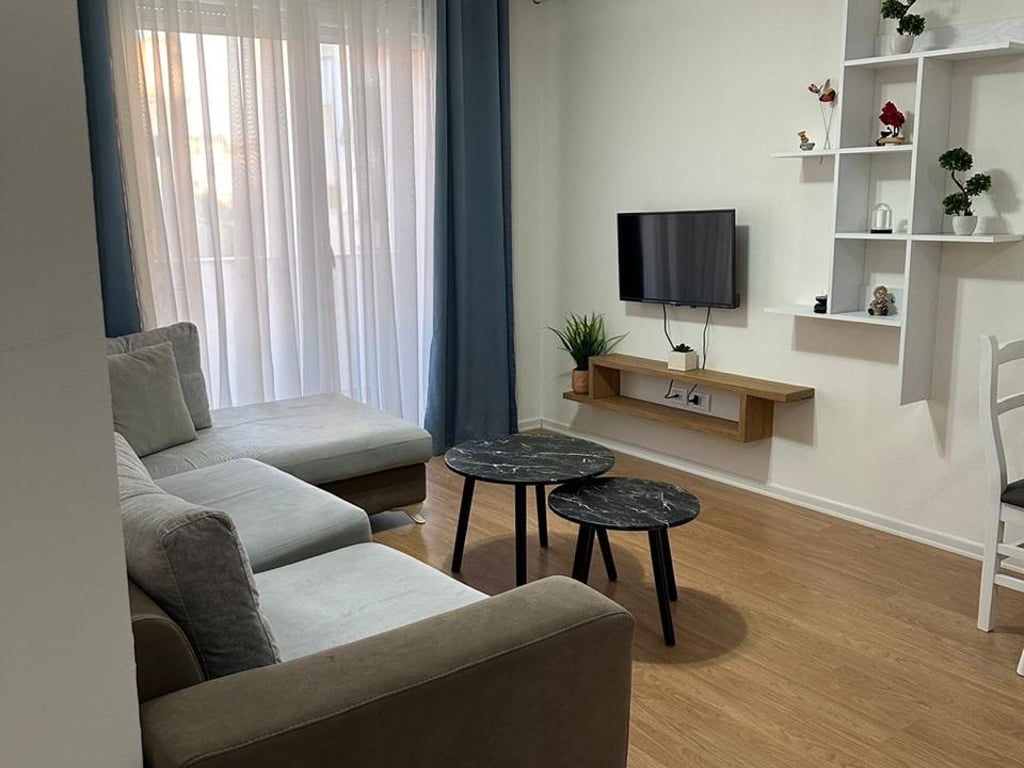 Jepet me qera Apartamenti 1+1 , Brryl perballe Maternitetit te Ri 500 mije leke 