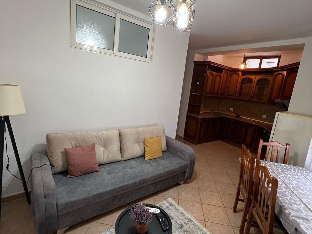 Apartament Me Qera 1+1 prane Xhamise Se Tabakve (ID B2101057) Tirane.