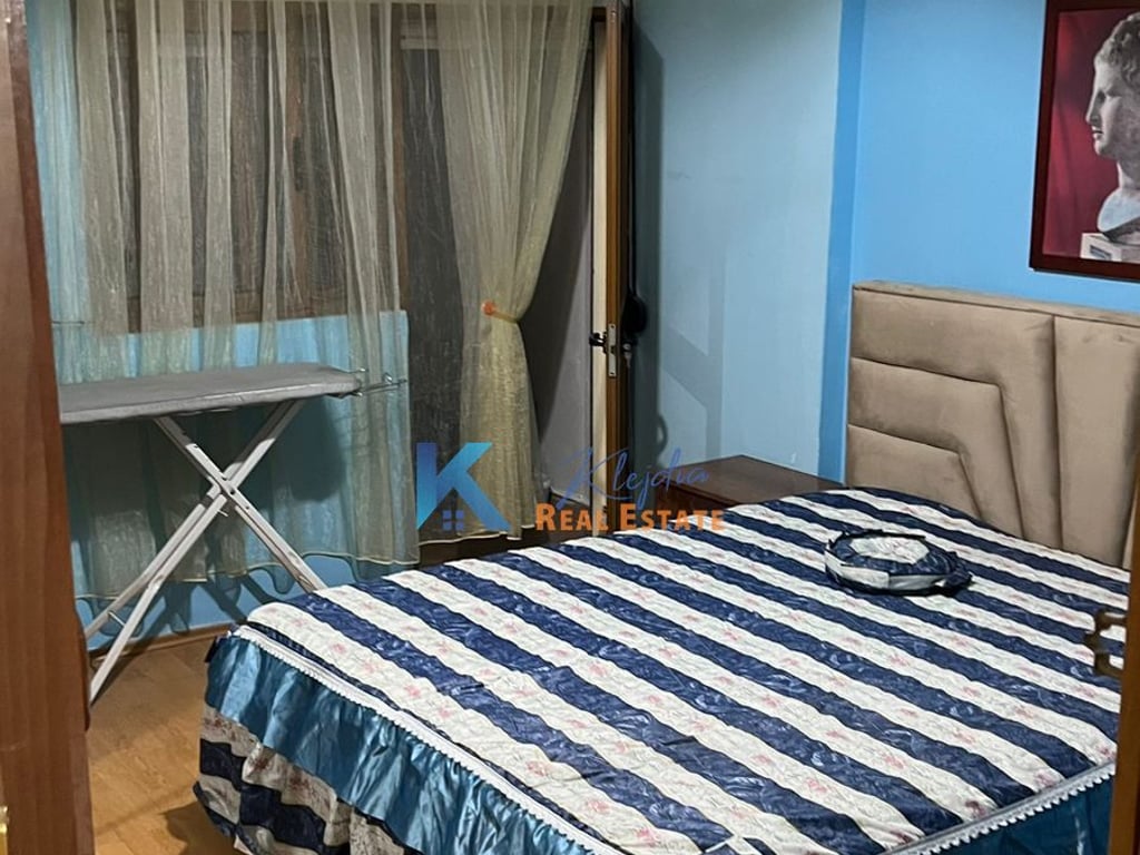 Apartament 2+1 per qira te Komuna e Parisit