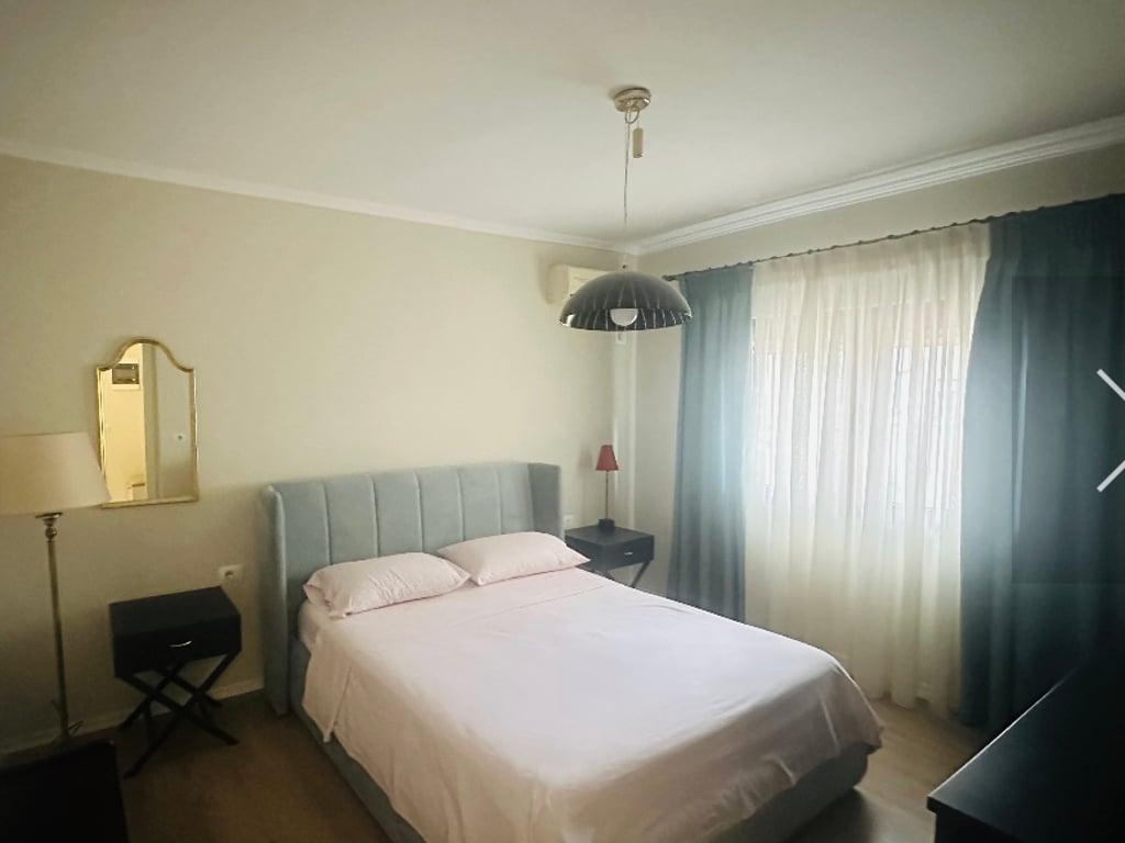 A 2+1 apartment is available at Wilson Square.