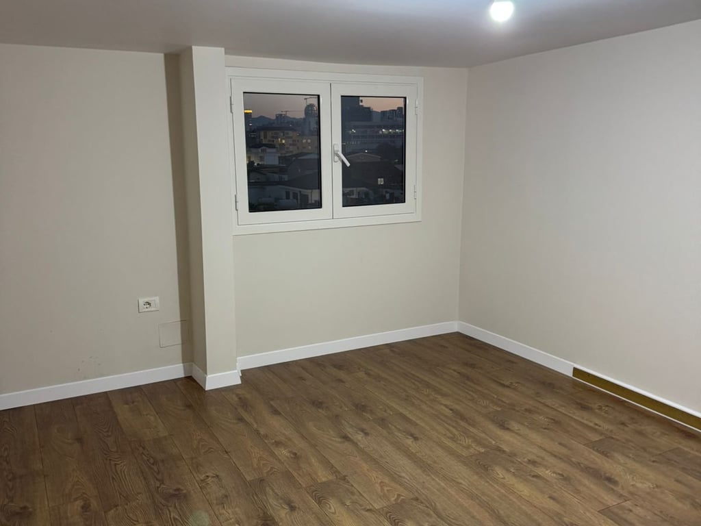 Jepet me qera Apartamenti 1+1, Rruga Siri Kodra prane Kompleksit Kontakt Cmimi: 400 Mije leke