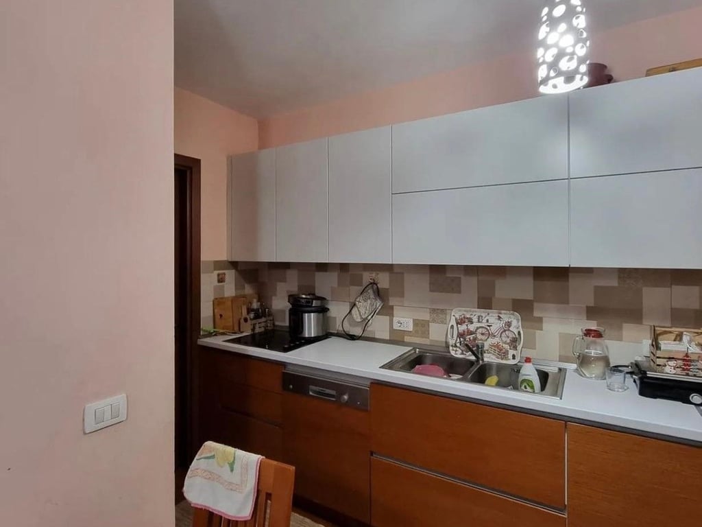 Jepet me qera Apartamenti 2+1 , Fusha e Aviacionit , prane bar malboro Cmimi: 500€uro