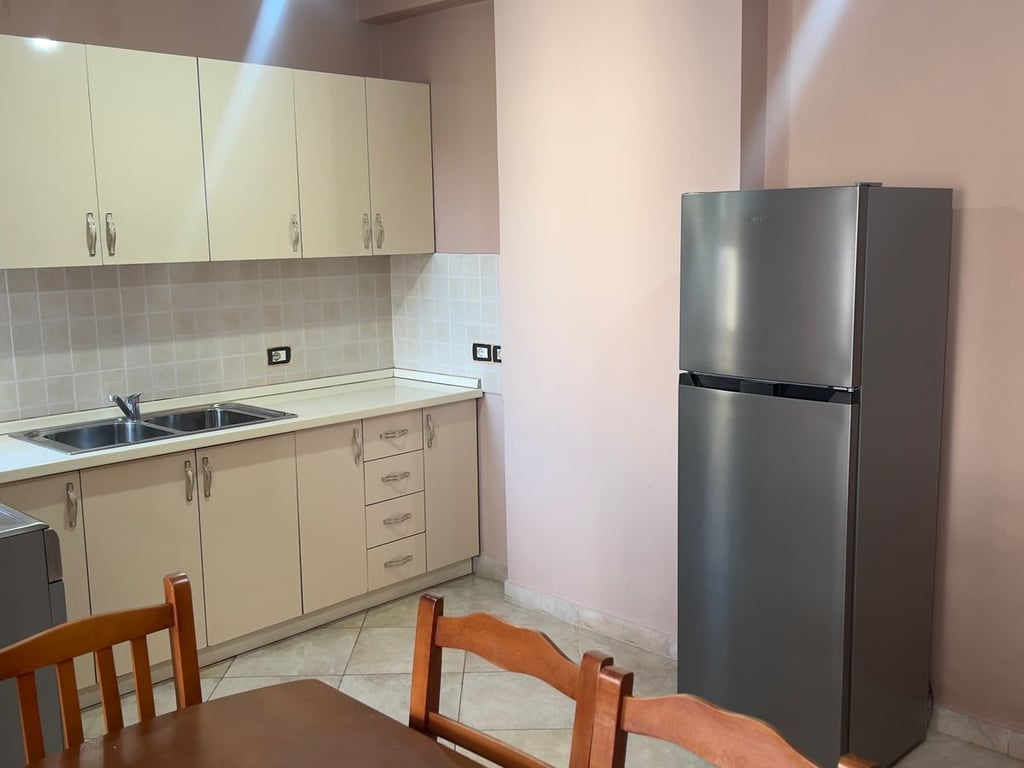 Affittasi appartamento 3+1, via Sali Nivica vicino al Mercato Elettrico Nuovo o alla strada di Elbasan, 500 mila lekë.