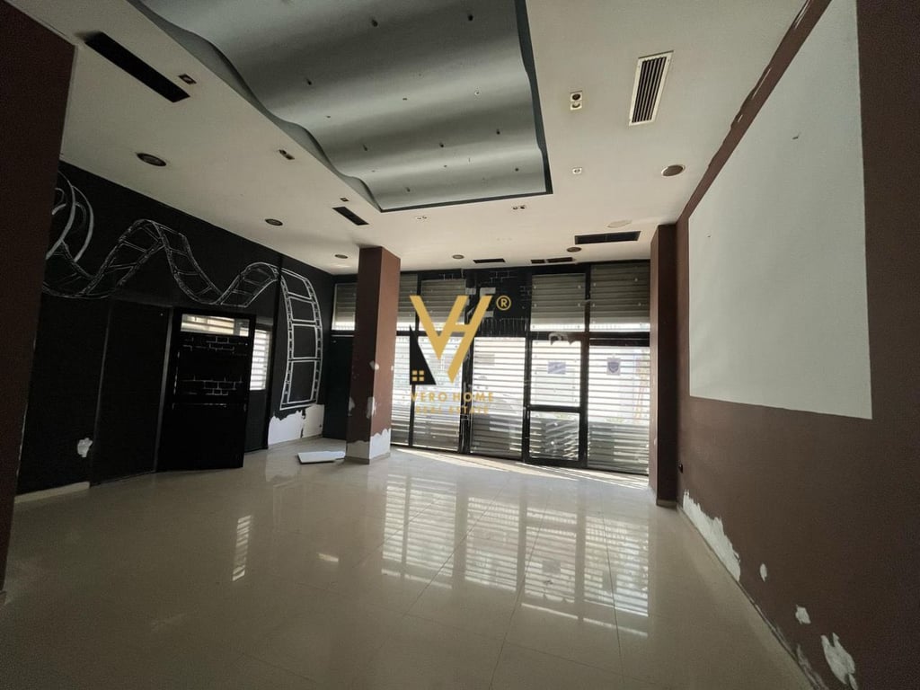 SHOP FOR RENT 100 M2 ON DURRES STREET 80,000 LEK