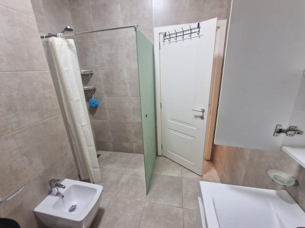 Apartment 2+1+2 bathrooms for rent at Tregu Dinamo.