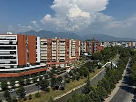 Dyqan - Për Qira - Kompleksi Delijorgji, Tiranë,,,