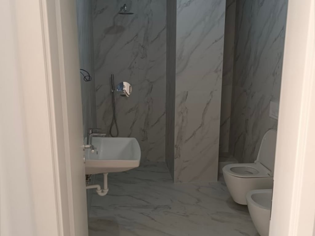 Tirane, jap me gera per zyre ose biznes, garsoniere Kati 0, 47 ma 250 € (rezidenca KAlMI rr. Pasho Hysa, mbi Mangalem 21 te Ali Demi)