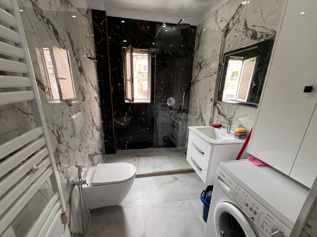 Jepet me qera Apartamenti 2+1 , Zogu i Zi prane Ringut perballe Kastratit  Cmimi: 500 mije leke 