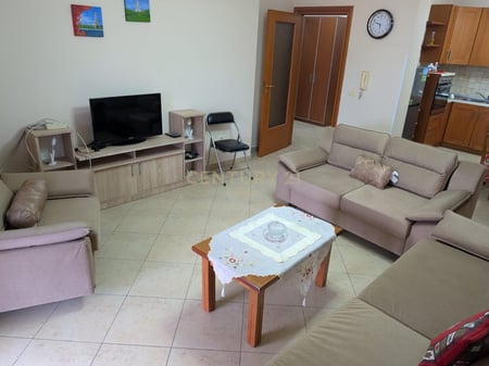 Affittasi appartamento 3+1+2 presso la Chiesa Cattolica in via Kavajë. 900 € /Mese