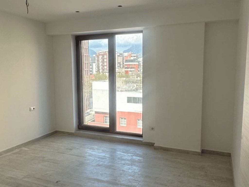 In Via Kavajë si affitta l'intero quinto piano di un nuovo palazzo a 2400 €.
