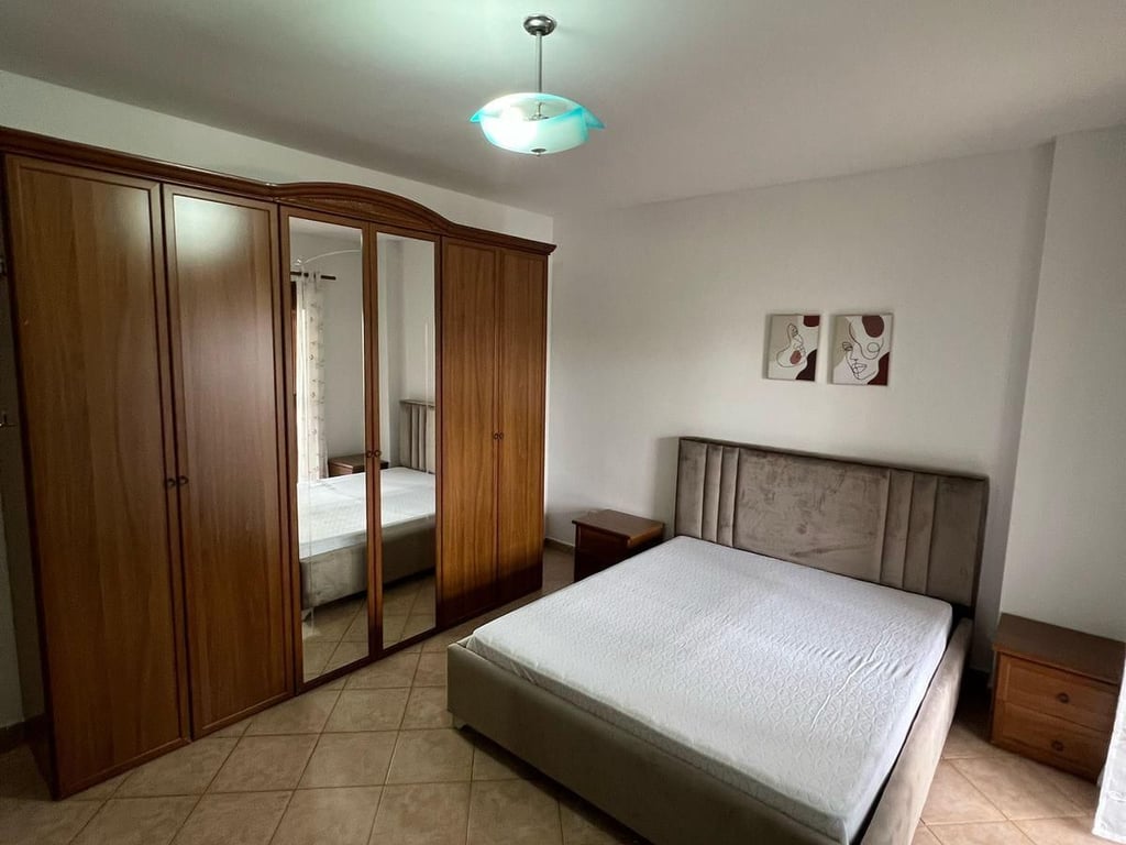 Apartament Me Qera 1+1 prane Xhamise Se Tabakve (ID B2101057) Tirane.