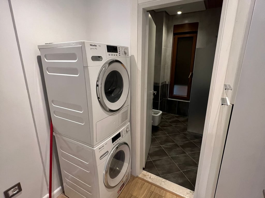 Vendesi Villa a 3 Piani a TEG 600.000 euro