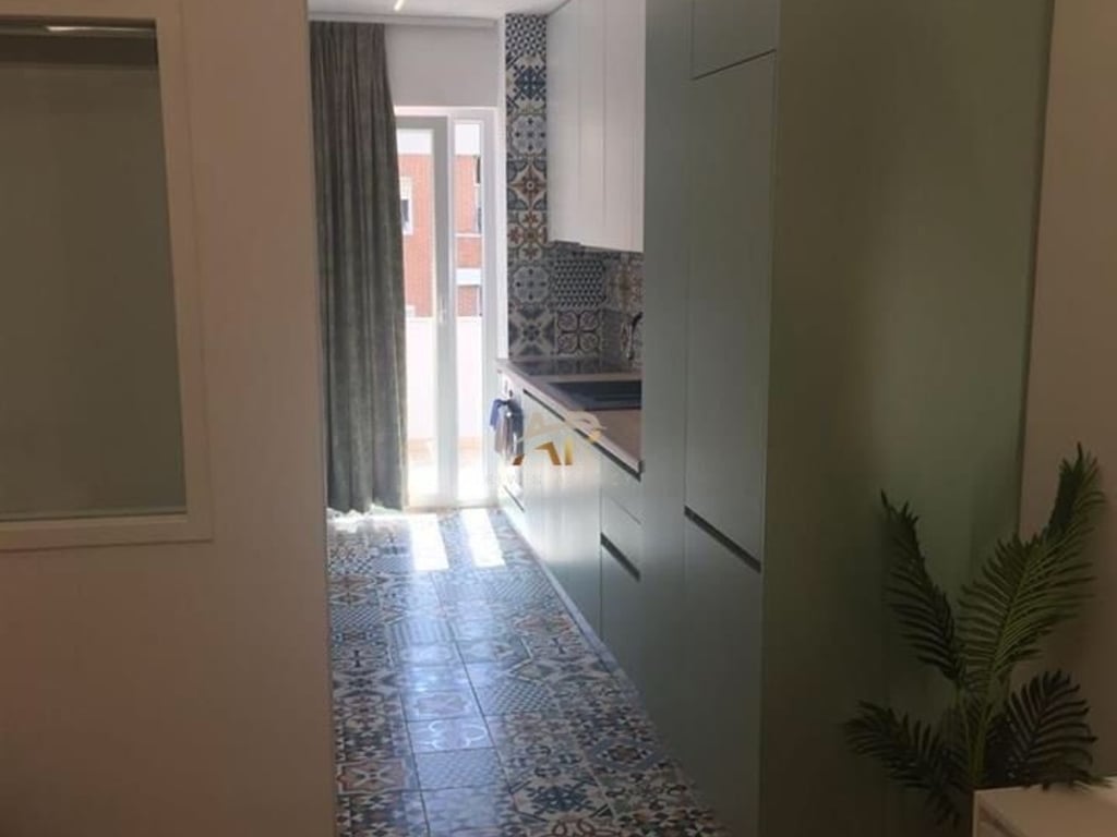 Affittasi appartamento 1+1 presso la Comune di Parigi.