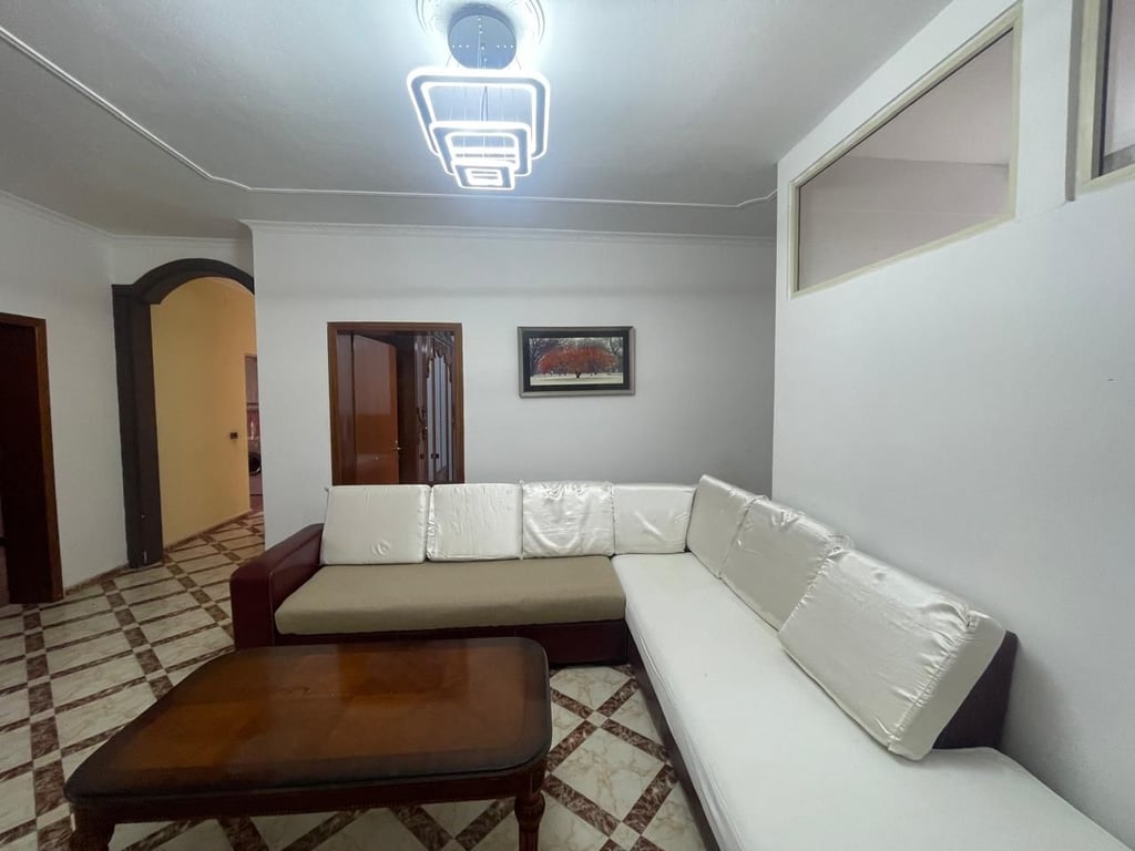 Jeper me qera Apartamenti 2+1 , Ali Dem prane ish Lokali Pirro Mani Cmimi: 600 mije leke