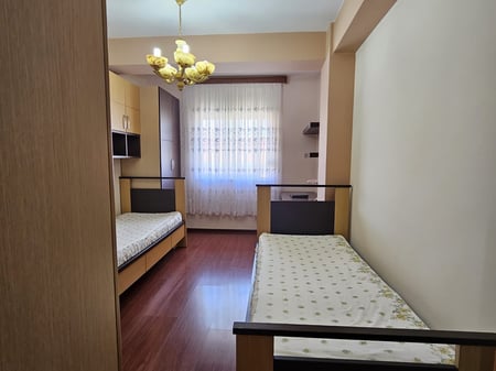 2+1, parzialmente arredato, giardino zoologico, 450 euro