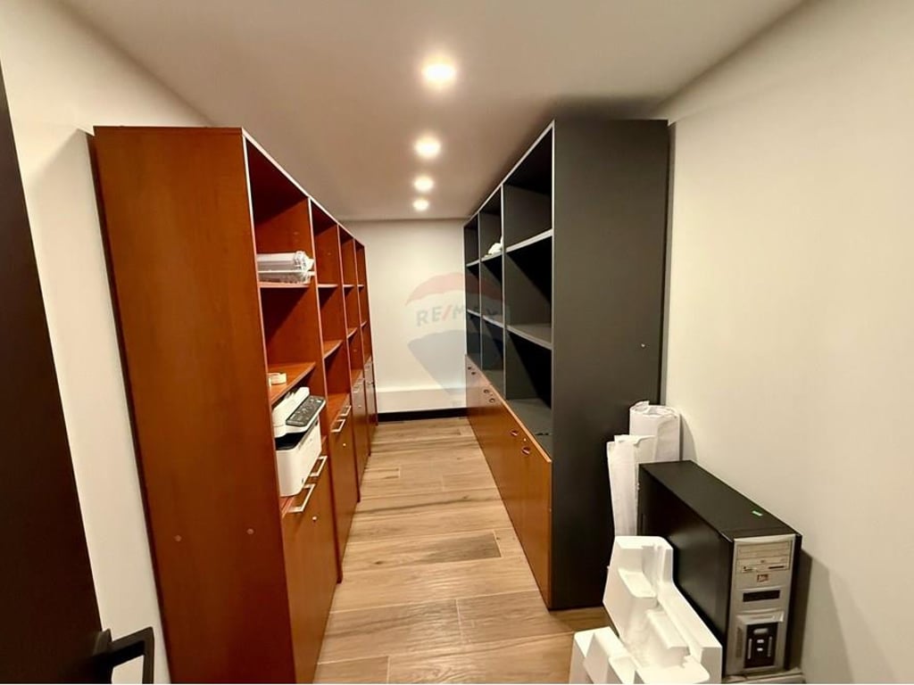 Tirane, jepet me qera ambjent biznesi , 146 m² 1.400 € (Rruga Aleksandër Moisiu)