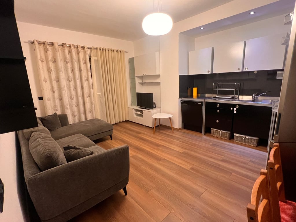 Affittasi appartamento 2+1 a Kodra e Diellit.