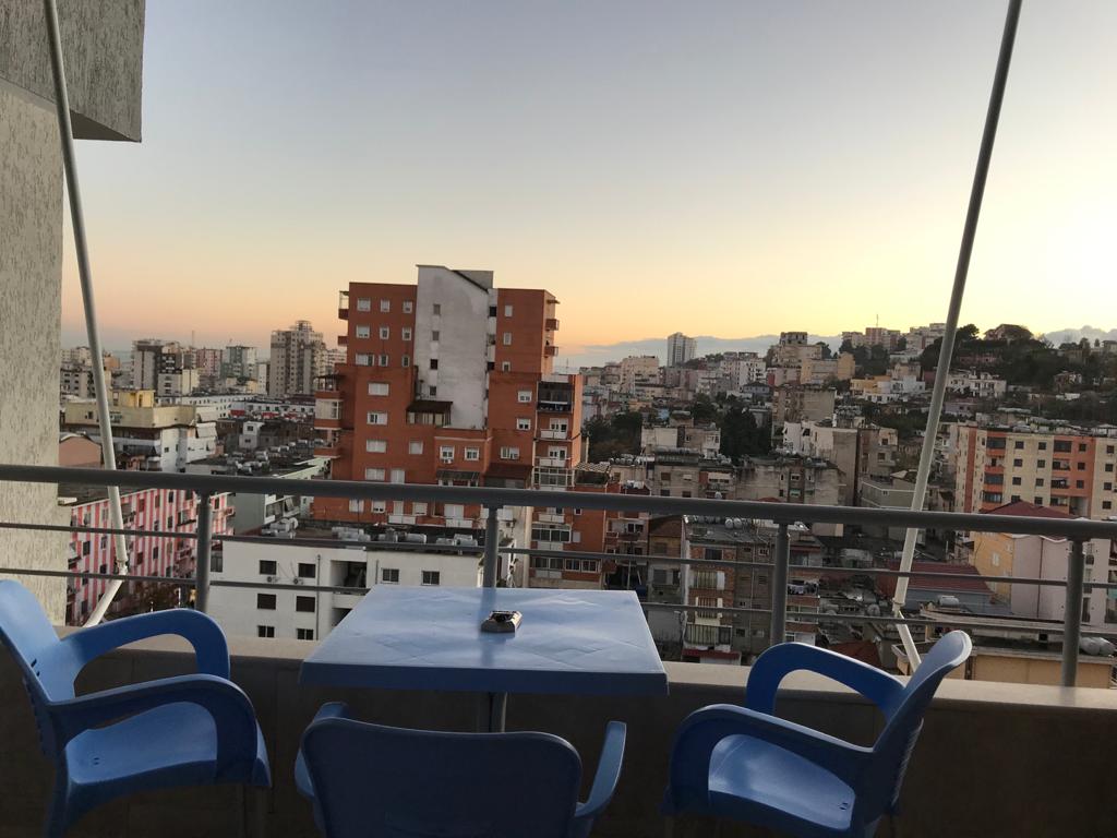 Apartament 2+1+2. Ndërtes e re. Në detaj e mobiluar.