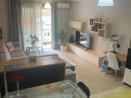 AFFITTASI APPARTAMENTO 2+1+2. COMPLETAMENTE ARREDATO, LAGO ASCIUTTO, TIRANA 700 Euro