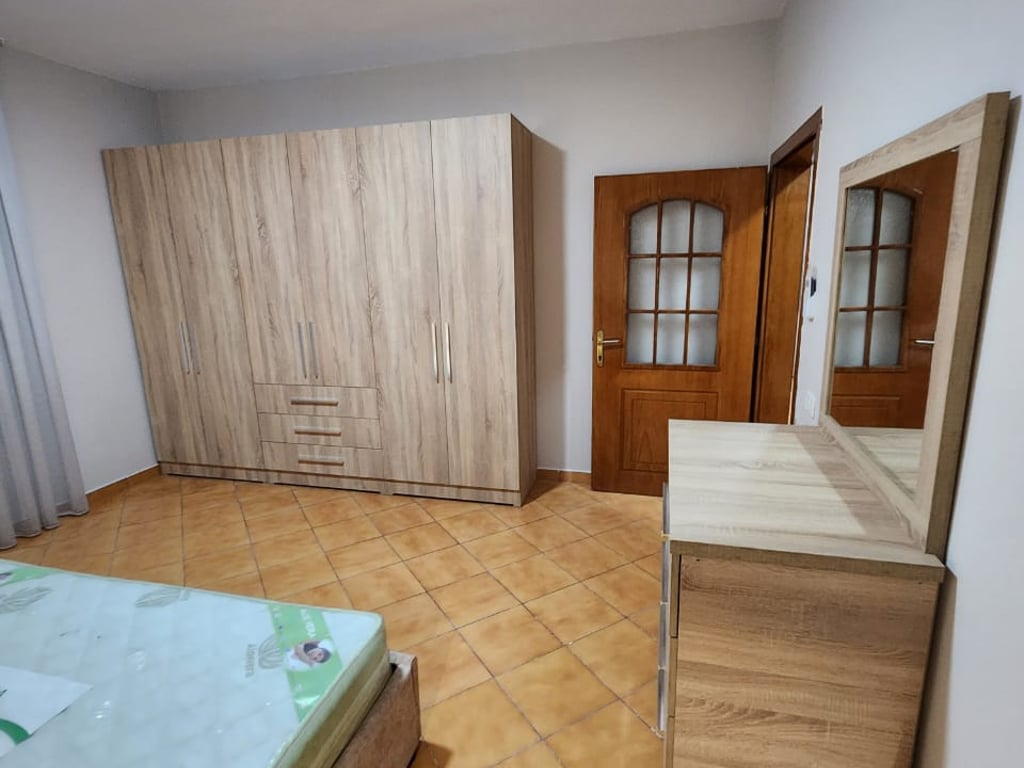 Affittasi appartamento 2+1+1 con balcone.