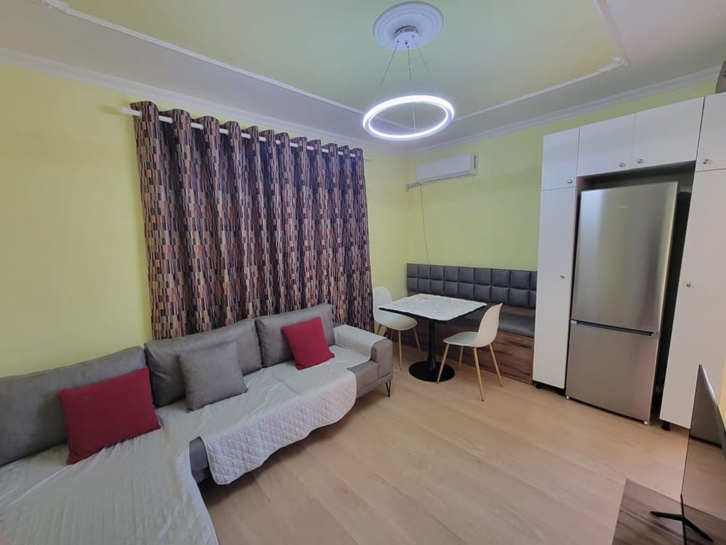 Affittasi appartamento 1+1 di 55 m2 arredato in via "Dervish Hekali" vicino al Pazarit te Ri.