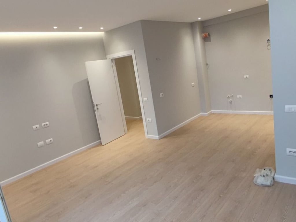 🏢 *Zyrë me Qira – Komuna e Parisit*