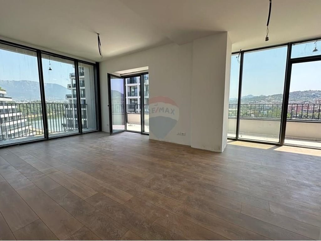 Jepet per Qira zyre te "Lake View"!