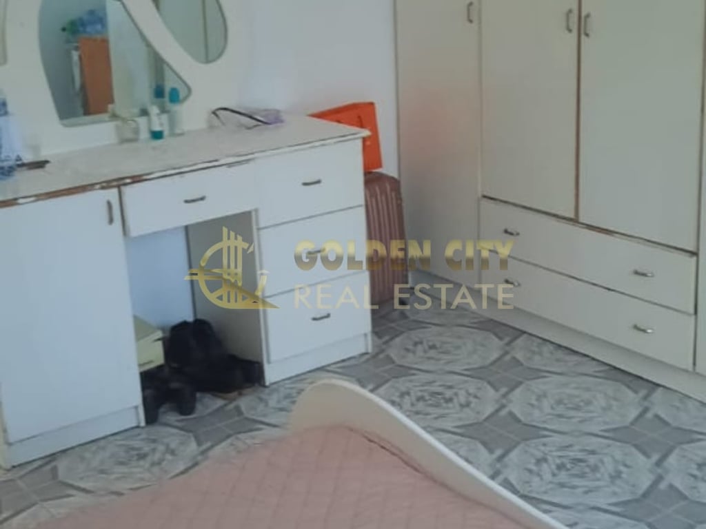 In Vendita: Casa su 2 Piani con Sottotetto e Garage