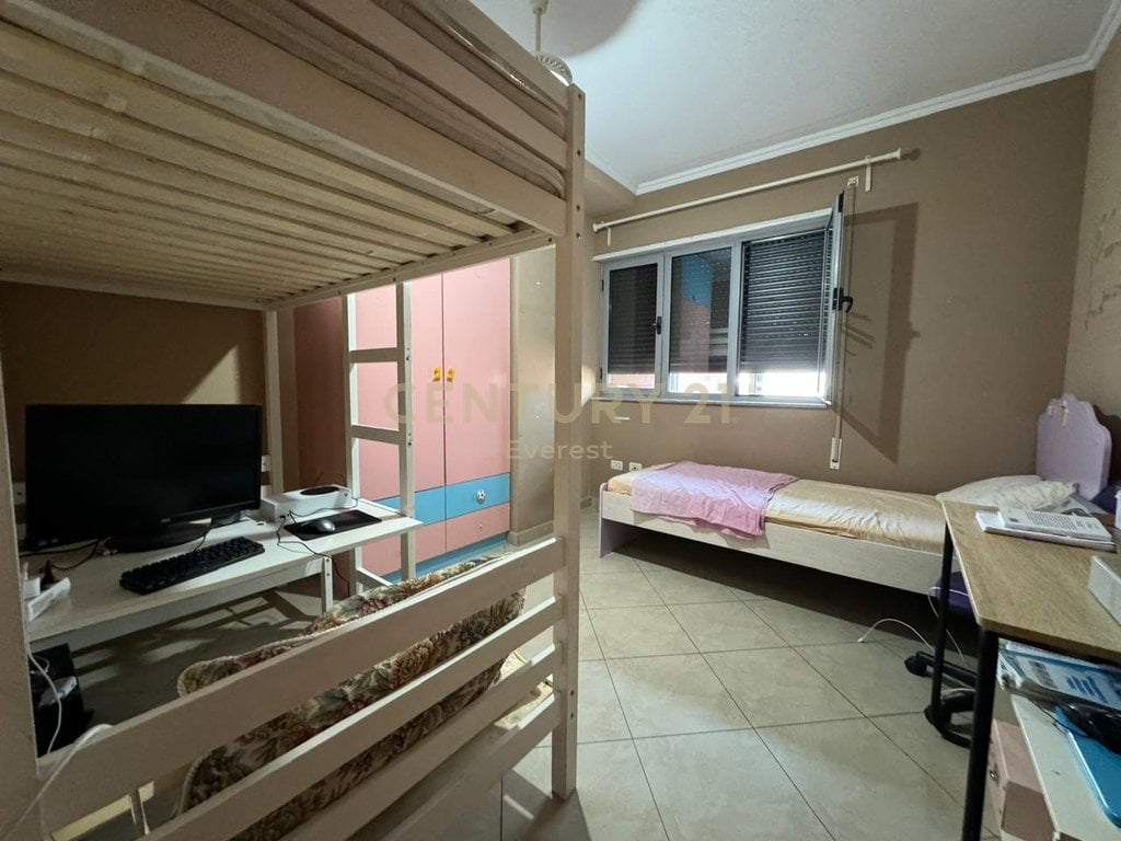 Vendesi 2+1 di fronte al Complesso Delijorgji.