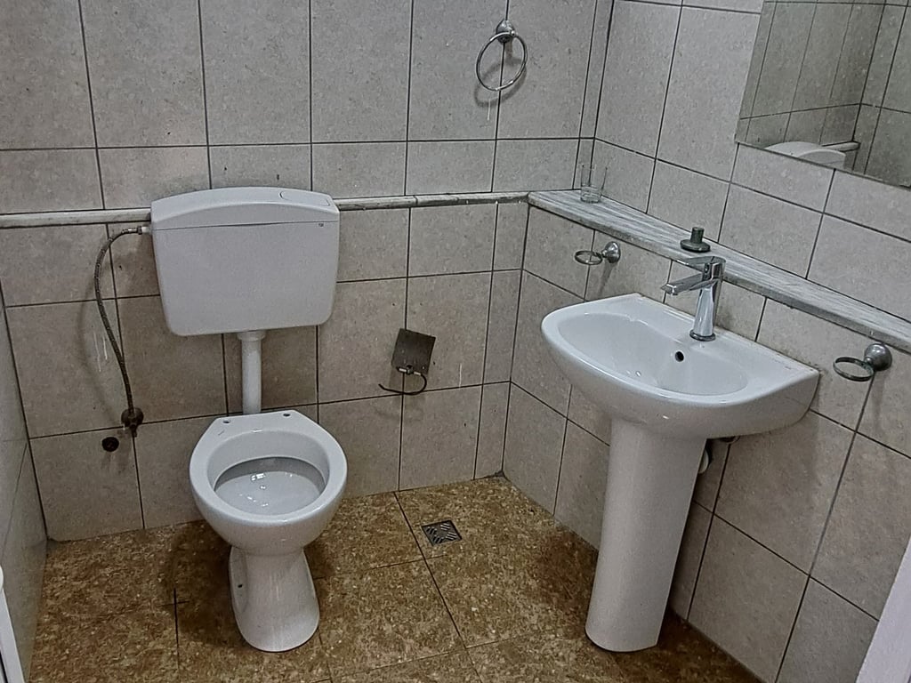 Affittasi appartamento 1+1, via di Dibra di fronte all'ospedale Madre Teresa 450 mila lekë.