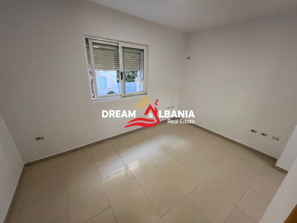 Ambjent zyre me qera Tek Rruga Fortuzi, prane Shkolles “Jeronim De Rada” ne Tirane (ID 42215184)